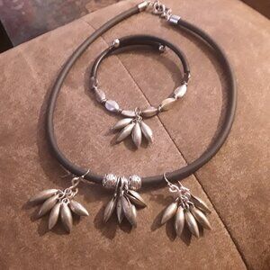 Rubber wire necklace, bracelet, earrings set. Handmade almond seeds in melchior.